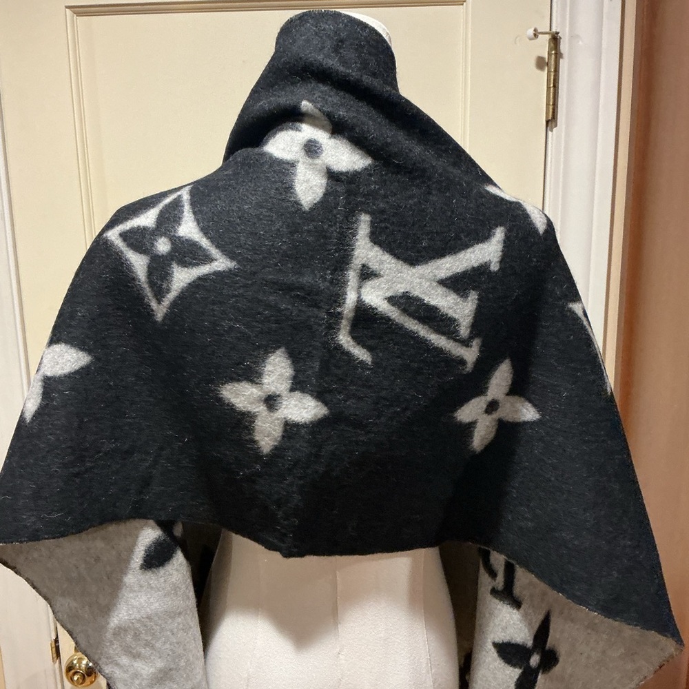 NWOT Louis Vuitton Monogram Black and White Cashmere Shawl Scarf, 170 x 45 cm - Picture 4 of 6